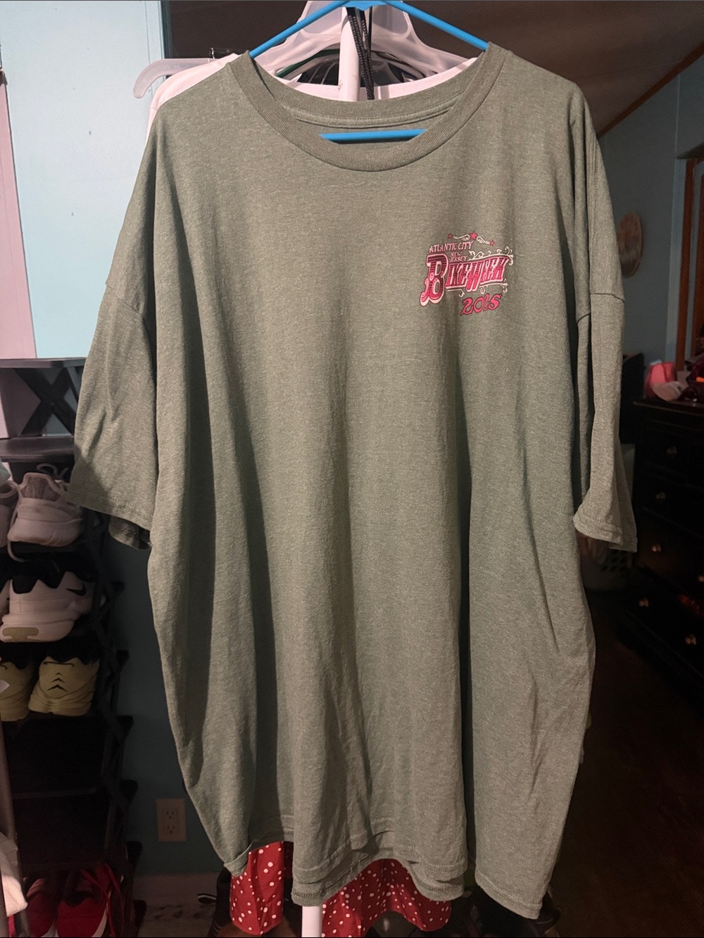 Casual Olive Green Short-Sleeve Graphic Tee